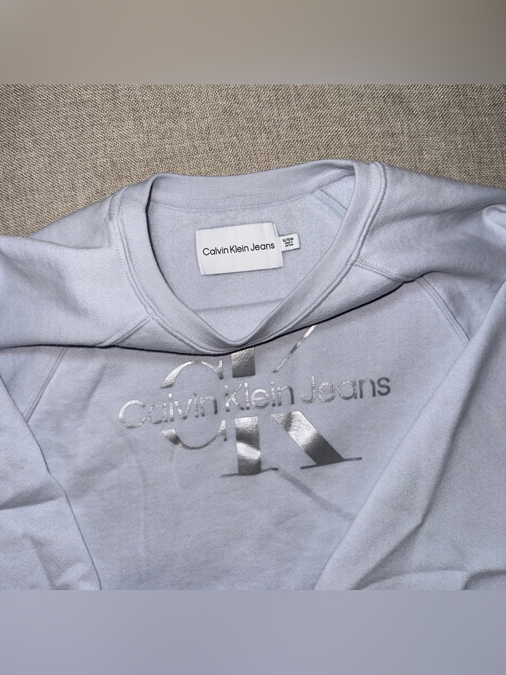Calvin Klein Jeans Women’s XL Metallic Silver CK Logo Sweatshirt Lavender Pastel - Picture 5 of 9